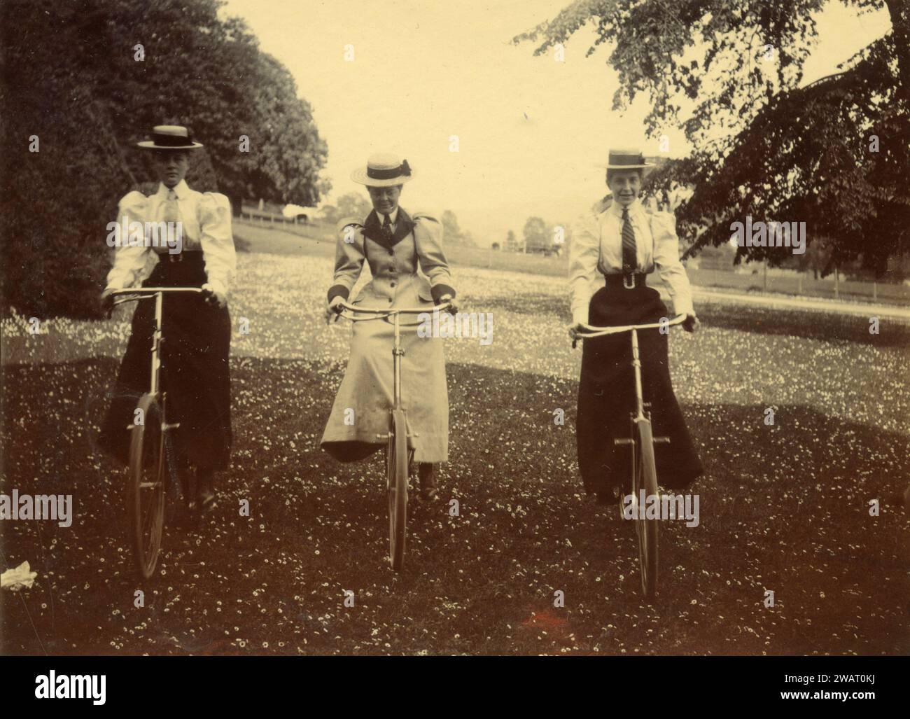 Donne eleganti in bicicletta nella foresta, Italia anni '1900 Foto Stock