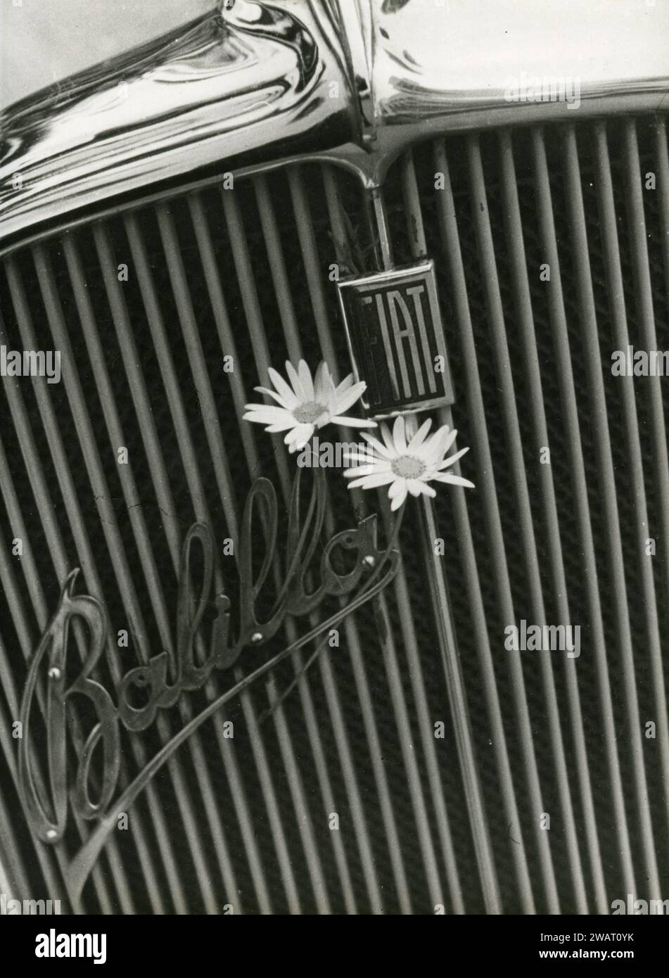 Radiatore della vecchia FIAT Balilla decorata con fiori, Italia anni '1930 Foto Stock