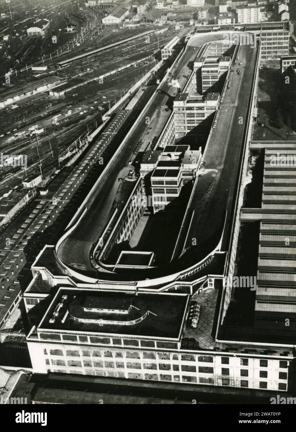Veduta della pista da corsa sul tetto del palazzo FIAT Lingotto, Torino, Italia anni '1930 Foto Stock