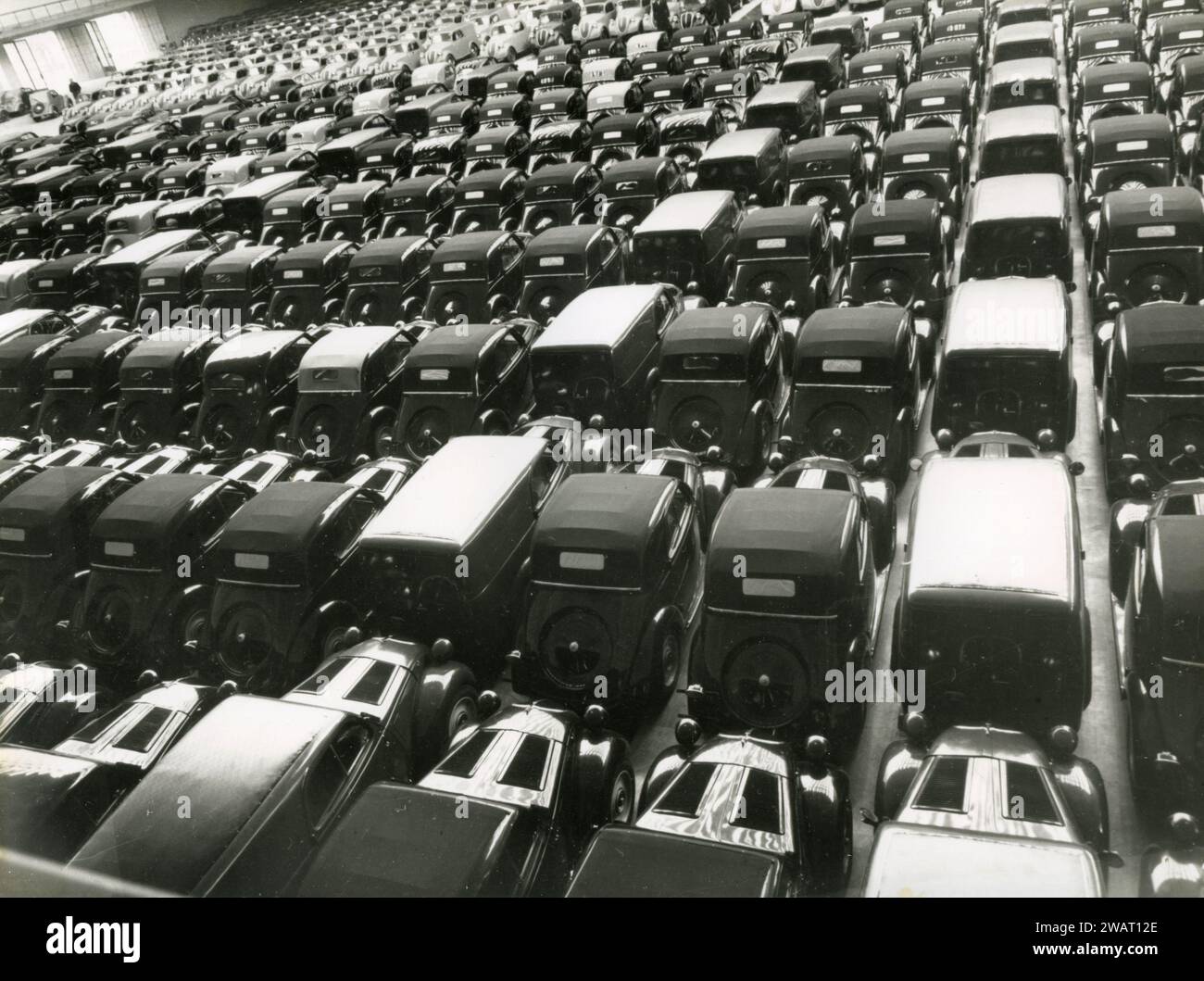Deposito auto presso la fabbrica FIAT Automobiles Lingotto, Torino, Italia anni '1930 Foto Stock