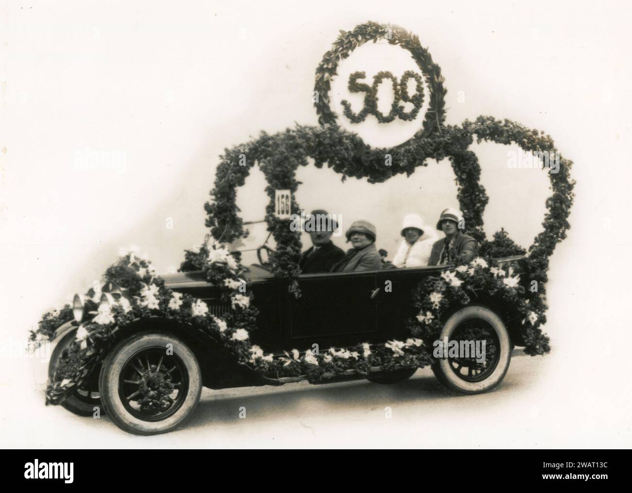 Auto FIAT 509 decorata con fiori, Italia anni '1920 Foto Stock
