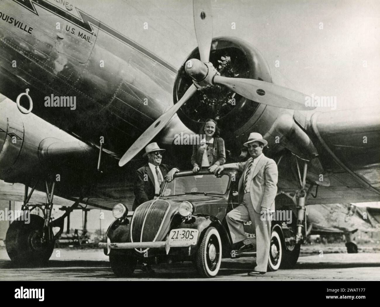 FIAT 500 Topolino accanto a un aereo US mail American Airlines in fuga, USA 1930s Foto Stock