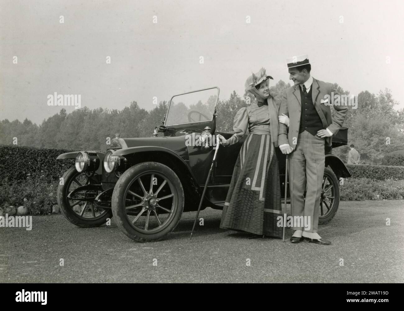 Giovane coppia elegante accanto a una vettura FIAT Zero 12-15 HP, Italia anni '1910 Foto Stock