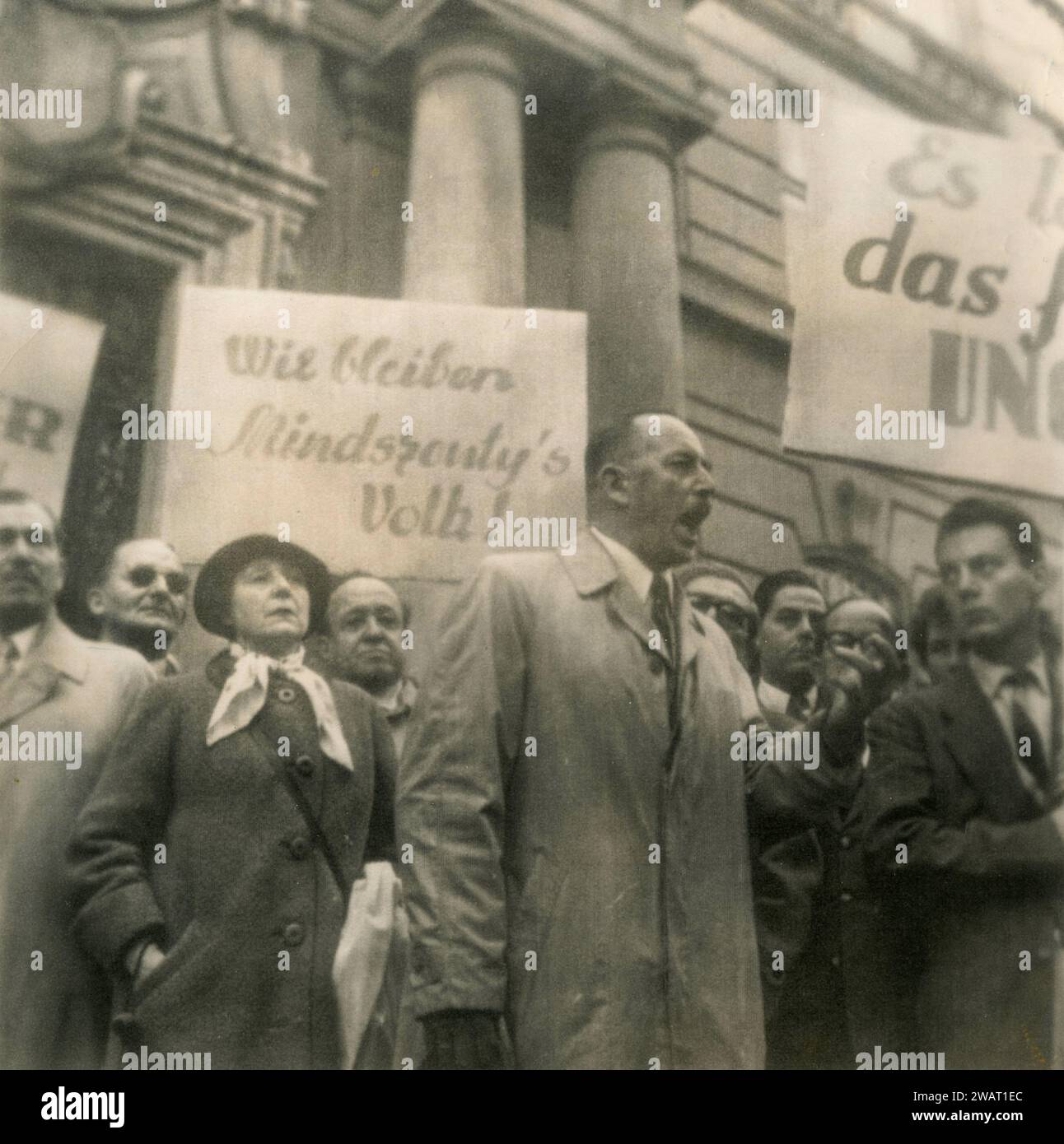 Leader dei cittadini ungheresi che si rivolgono alla folla a Vienna, Austria 1956 Foto Stock