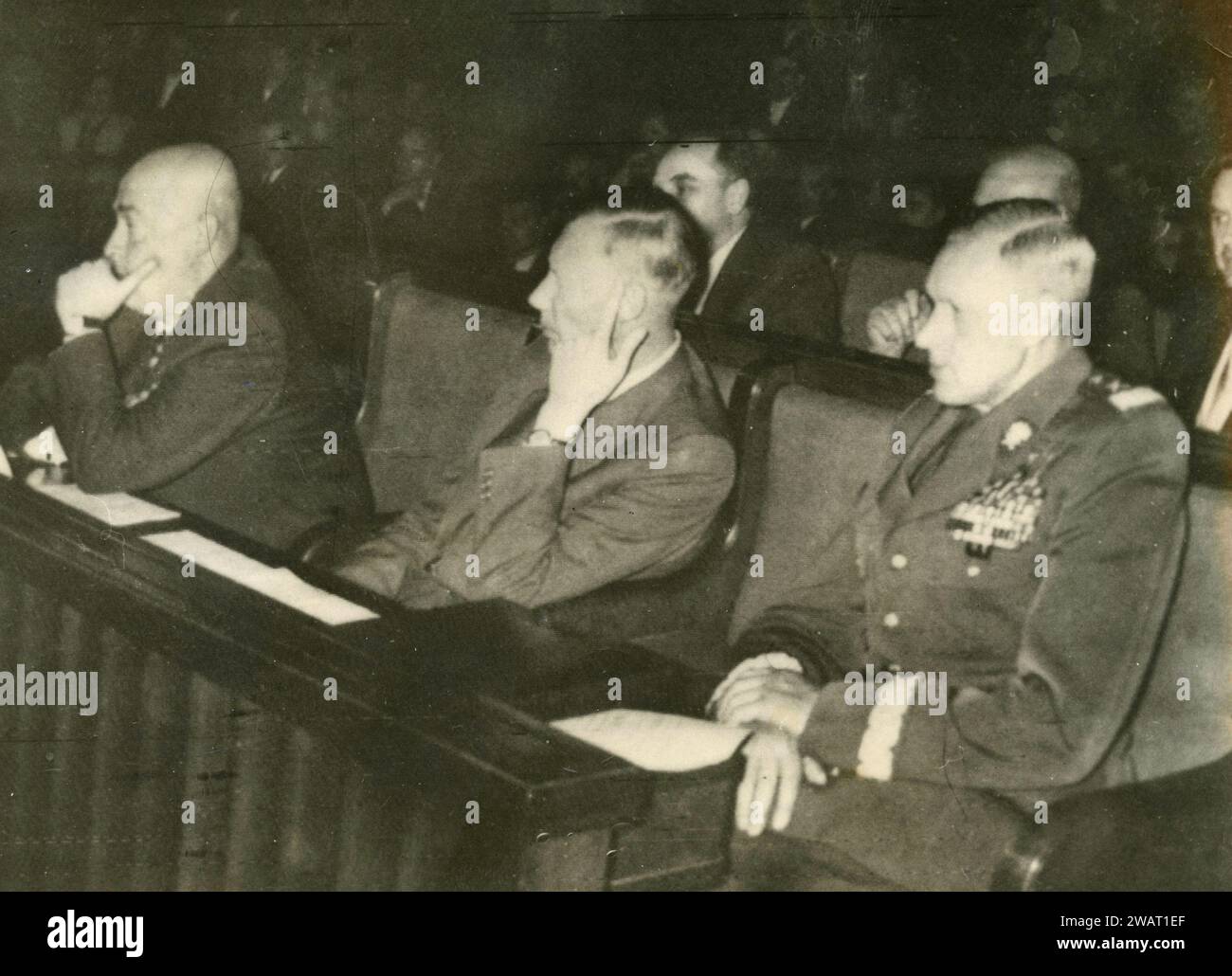 Il primo ministro polacco Josef Cyrankiewicz (a sinistra), Z. Novak, e il ministro della difesa Konstantin Rokossovsky all'apertura della dieta, Varsavia, Polonia 1956 Foto Stock