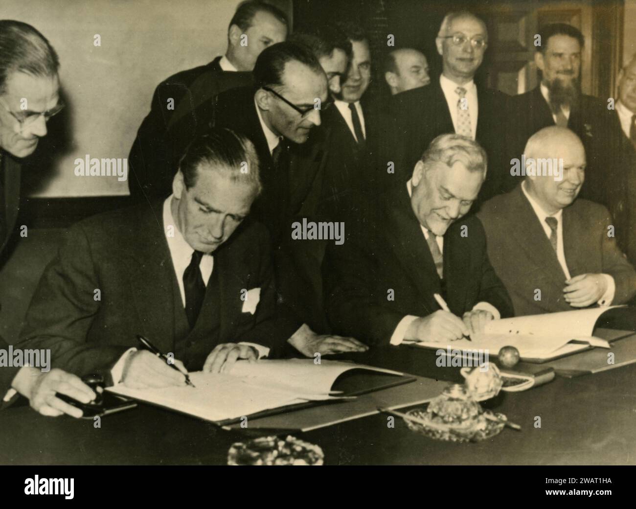Il primo ministro britannico Anthony Eden, il maresciallo russo Nikolai Bulganin e Nikita Krushchev firmano un accordo, Regno Unito 1956 Foto Stock