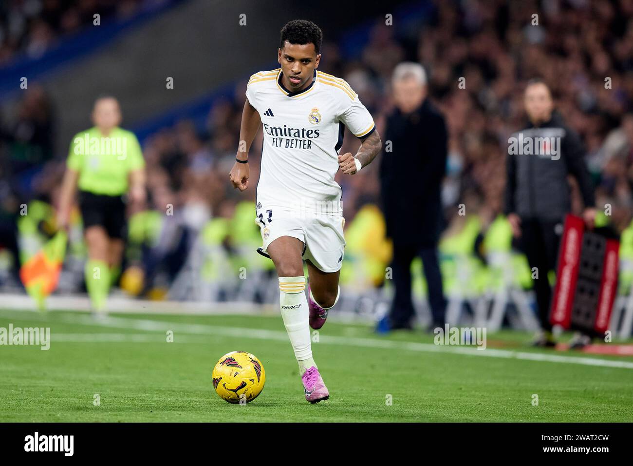 MADRID, SPAGNA - 03 GENNAIO: Rodrygo passa al Real Madrid durante la partita LaLiga EA Sports tra Real Madrid CF e RCD Mallorca all'Estadio Santiago Bernabeu il 3 gennaio 2024 a Madrid, Spagna. (Foto di QSP) Foto Stock