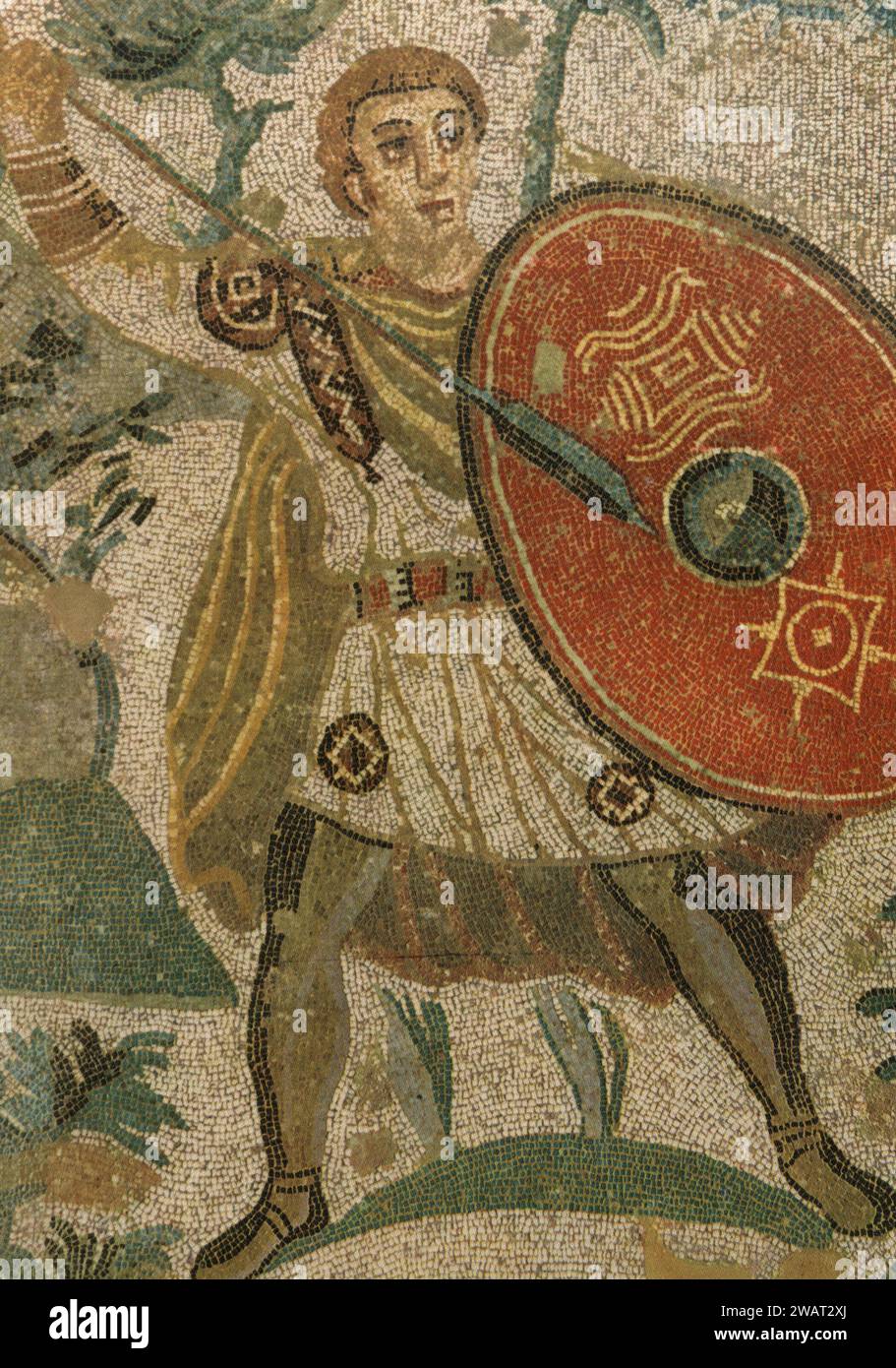 Antica scena di caccia ai mosaici: Hunter che dondola il giavellotto, Villa romana del Casale, Piazza Armerina, Sicilia, Italia anni '1960 Foto Stock