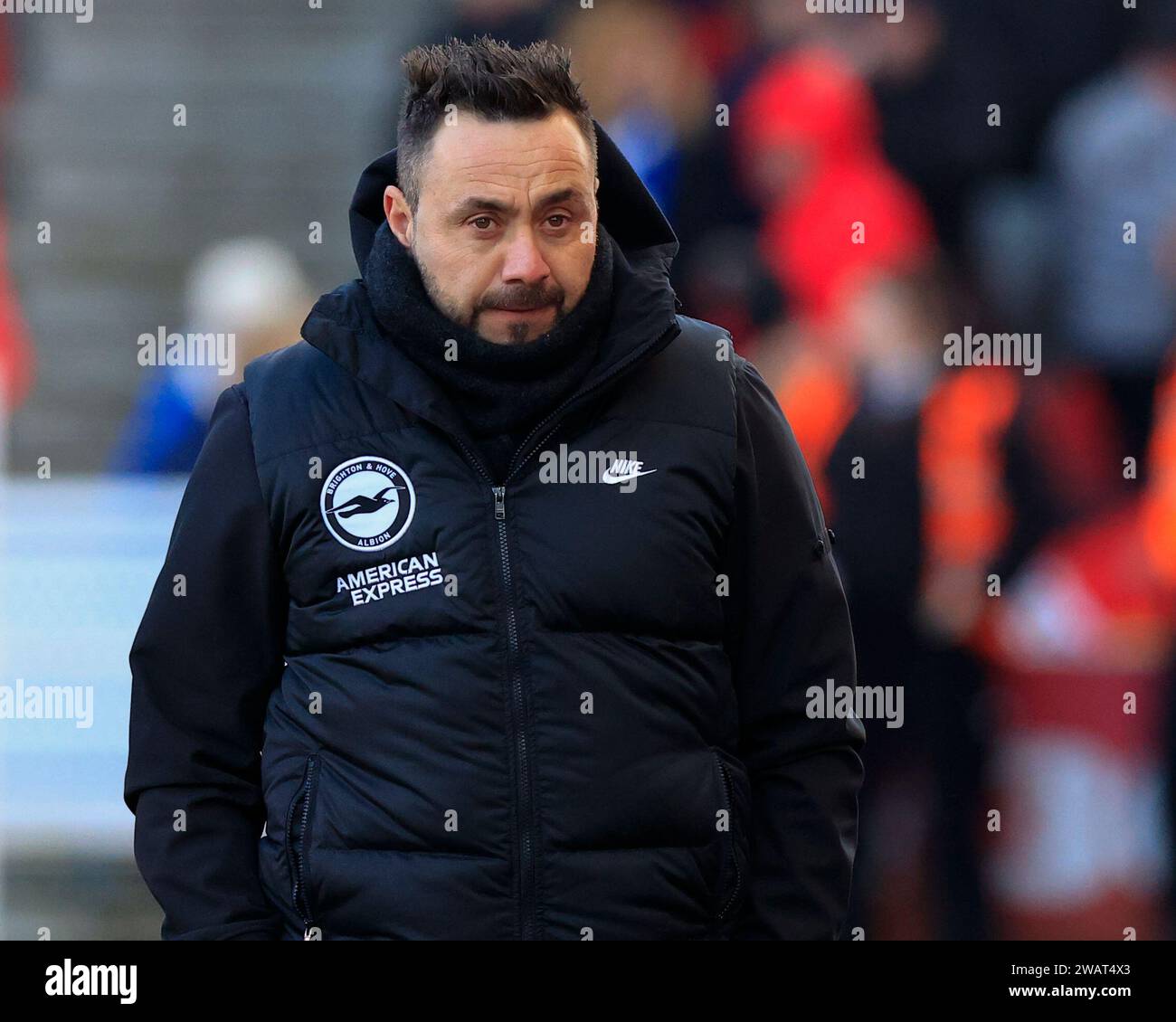 Stoke on Trent, Regno Unito. 6 gennaio 2024. Roberto De Zerbi, il manager di Brighton & Hove Albion, cammina verso la fine della partita del terzo turno della Emirates fa Cup Stoke City vs Brighton e Hove Albion al Bet365 Stadium, Stoke-on-Trent, Regno Unito, 6 gennaio 2024 (foto di Conor Molloy/News Images) credito: News Images Ltd/Alamy Live News Foto Stock