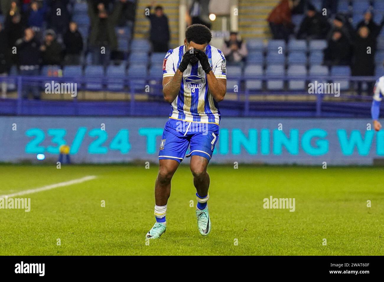 Sheffield, Regno Unito. 6 gennaio 2024. Sheffield mercoledì attaccante Mallik Wilks (7) segna un GOL 4-0 e festeggia durante la partita Sheffield Wednesday FC contro Cardiff City FC Emirates fa Cup al terzo turno all'Hillsborough Stadium, Sheffield, Inghilterra, Regno Unito il 6 gennaio 2024 Credit: Every Second Media/Alamy Live News Foto Stock