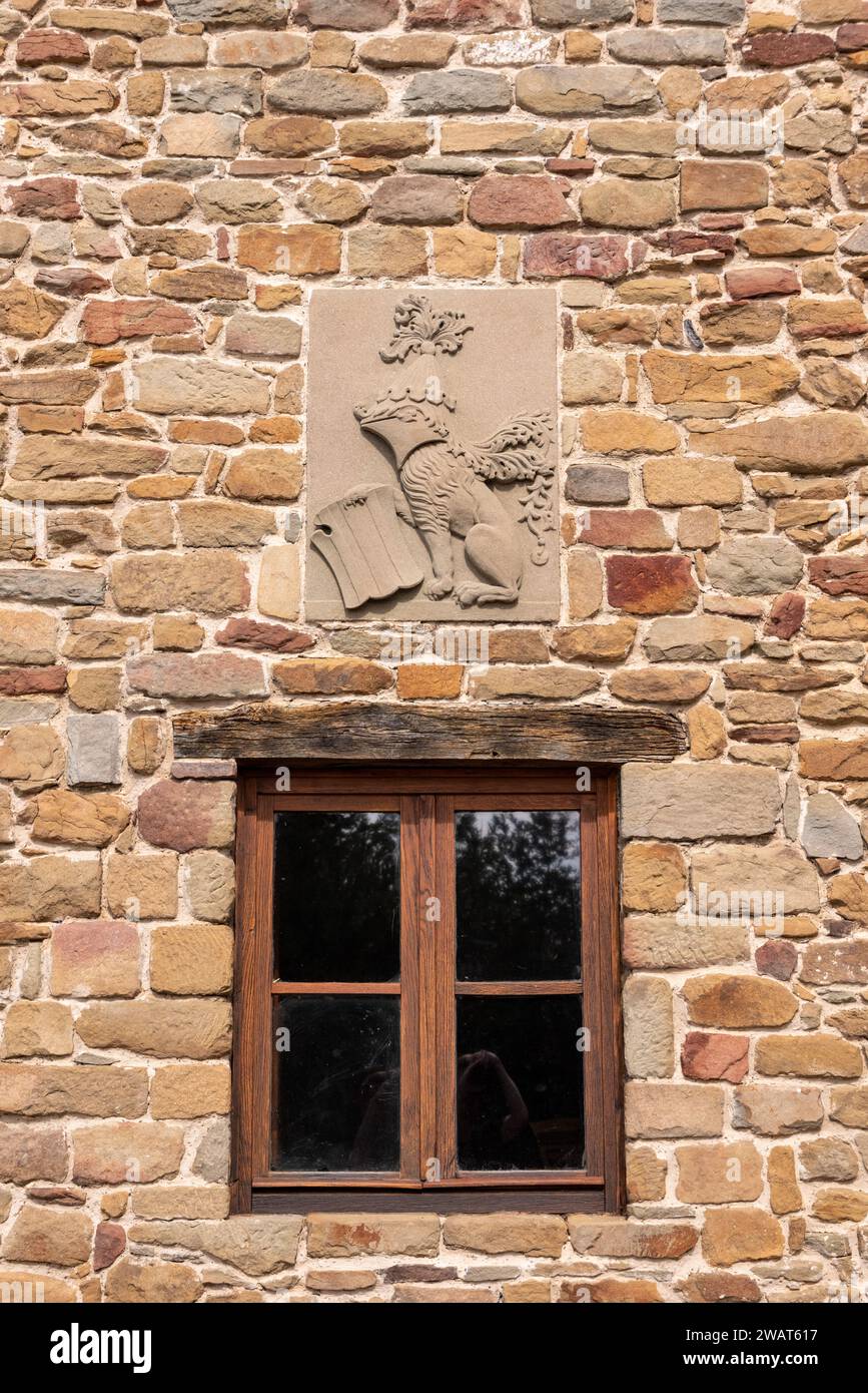 VINCI, ITALIA - 19 SETTEMBRE 2023 - Casa natale del famoso genio Leonardo da Vinci, il codice di famiglia delle armi sopra una finestra Foto Stock
