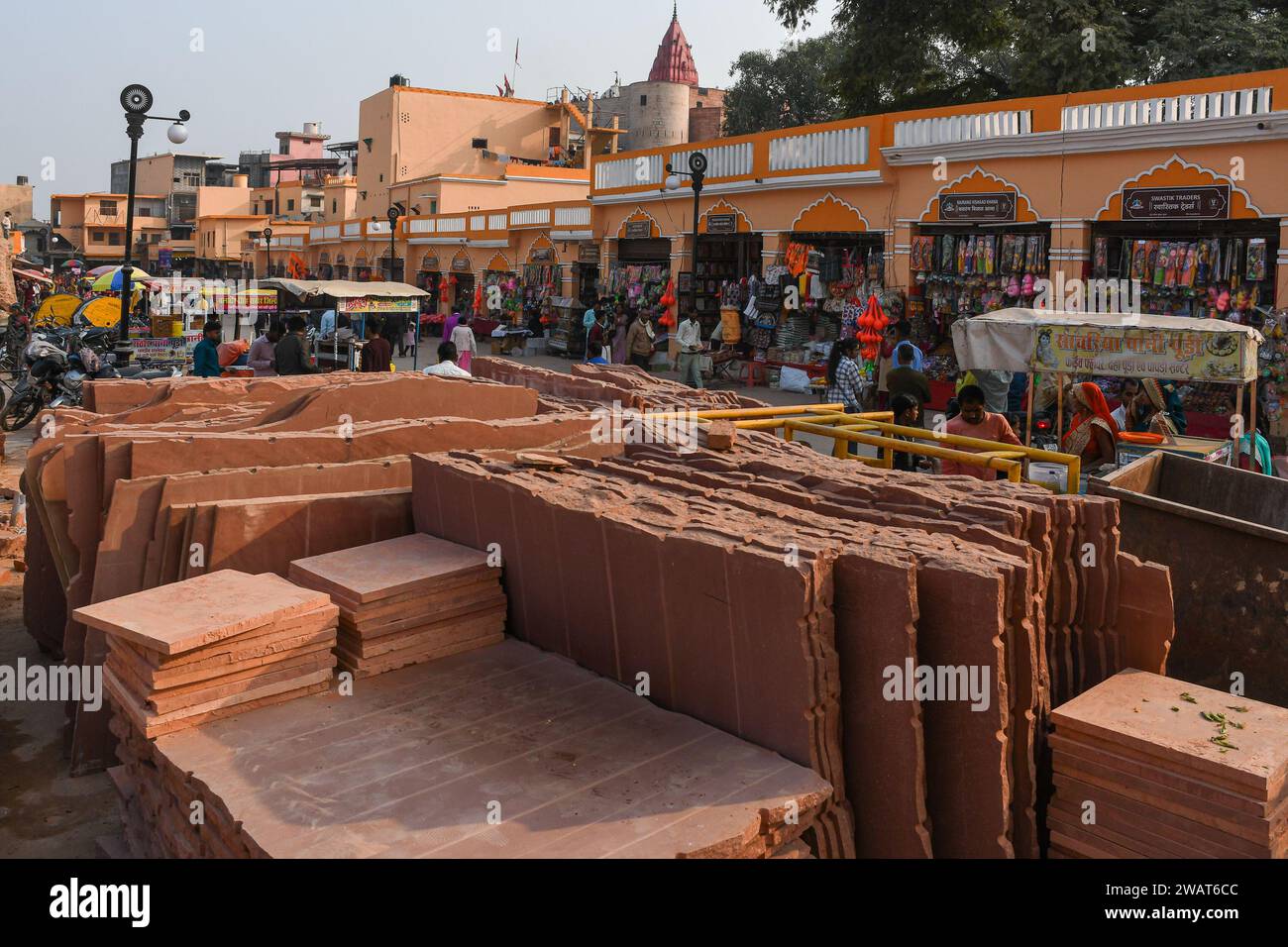 Ayodhya, India. 26 dicembre 2023. Pietre di cemento sono posate su un marciapiede di nuova costruzione davanti alla visita del primo ministro indiano Narendra modi ad Ayodhya. Ramnagari Ayodhya, un tempo nota per le sue strade strette e le strade in decomposizione, sta facendo progressi costanti: Tutte le strade e gli edifici che portano a RAM Janmabhoomi sono stati ampliati e ristrutturati per facilitare i viaggi. (Foto di Biplov Bhuyan/SOPA Images/Sipa USA) credito: SIPA USA/Alamy Live News Foto Stock