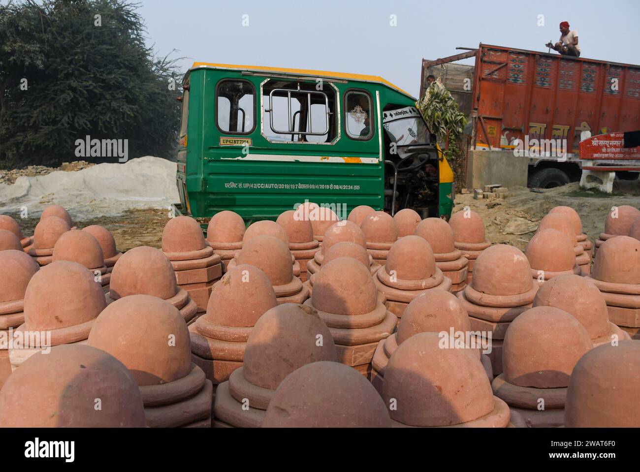 Ayodhya, India. 27 dicembre 2023. I materiali da costruzione sono collocati su un marciapiede di nuova costruzione, davanti alla visita del primo ministro indiano Narendra modi in un cantiere di Ayodhya. Ramnagari Ayodhya, un tempo nota per le sue strade strette e le strade in decomposizione, sta facendo progressi costanti: Tutte le strade e gli edifici che portano a RAM Janmabhoomi sono stati ampliati e ristrutturati per facilitare i viaggi. (Foto di Biplov Bhuyan/SOPA Images/Sipa USA) credito: SIPA USA/Alamy Live News Foto Stock