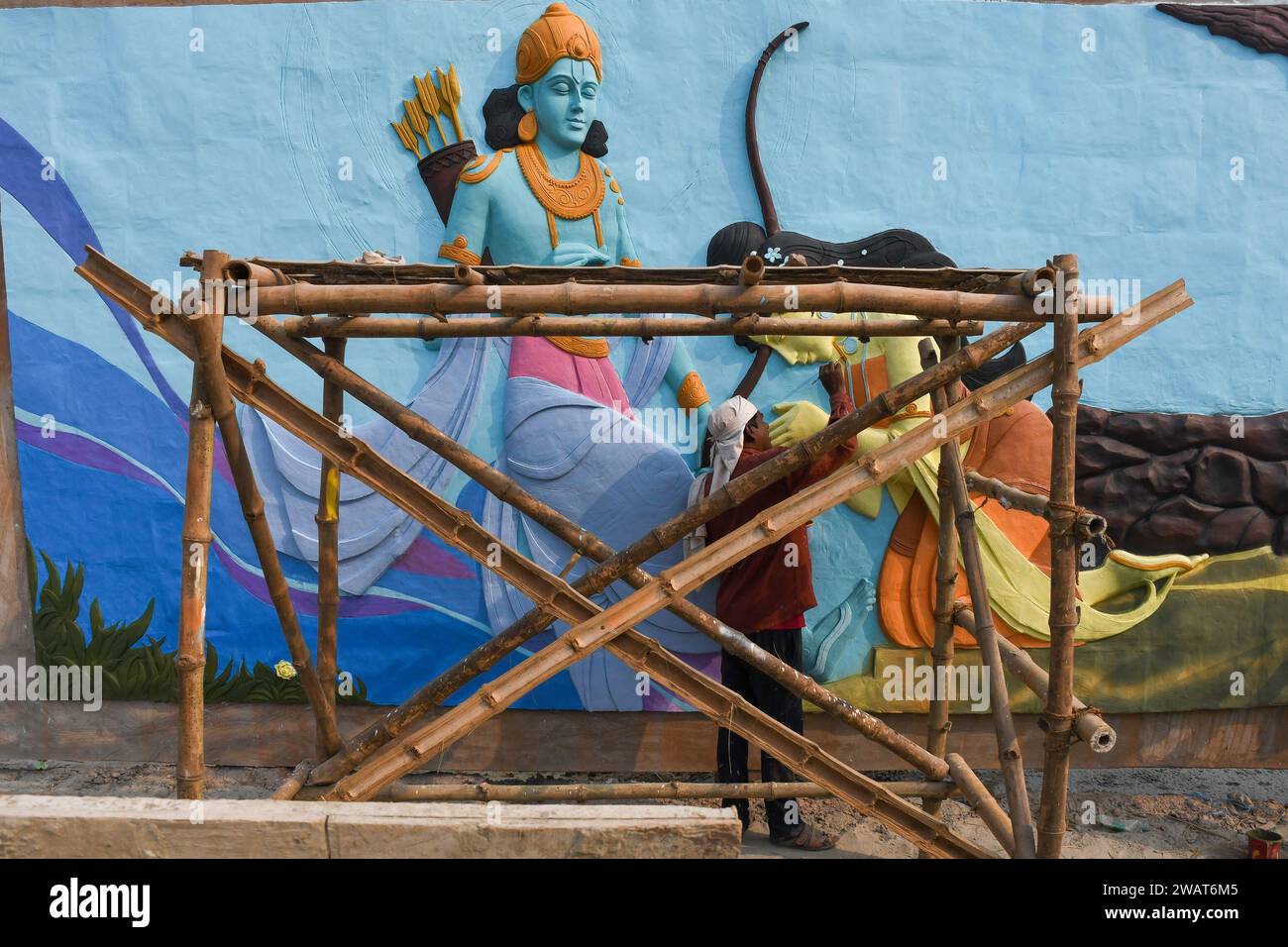 Ayodhya, India. 27 dicembre 2023. Un operaio dipinge una scultura d'arte prima della visita del primo ministro indiano Narendra modi nei pressi di un cantiere ad Ayodhya. Ramnagari Ayodhya, un tempo nota per le sue strade strette e le strade in decomposizione, sta facendo progressi costanti: Tutte le strade e gli edifici che portano a RAM Janmabhoomi sono stati ampliati e ristrutturati per facilitare i viaggi. (Foto di Biplov Bhuyan/SOPA Images/Sipa USA) credito: SIPA USA/Alamy Live News Foto Stock