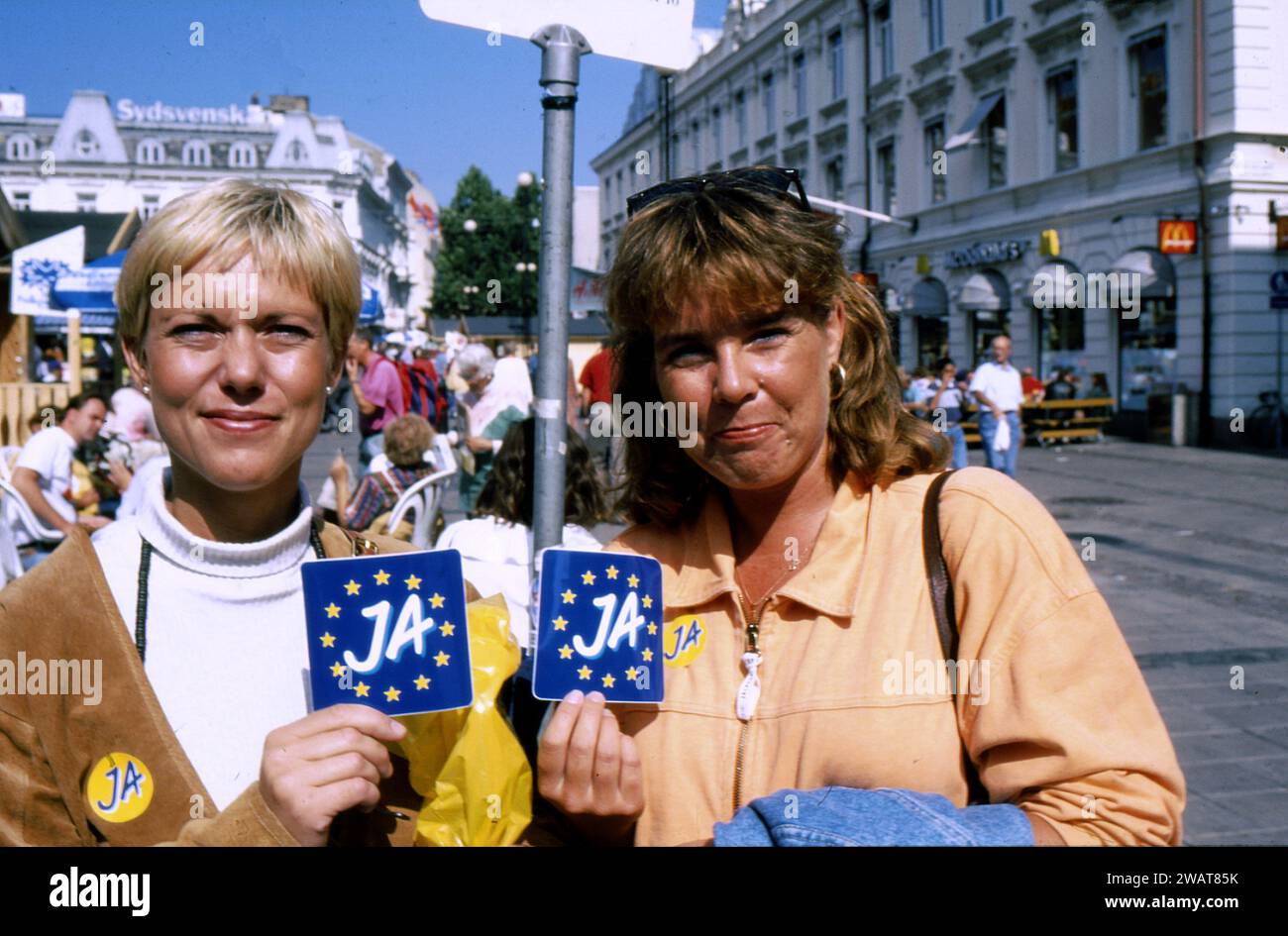 Malmo/Svezia/ .(mimages storici) le donne svedesi tengono il segno Sì nell'UE sul referendum dei membri dell'Unione europea . (Foto: Francis Joseph Dean/Dean Pictures) Foto Stock