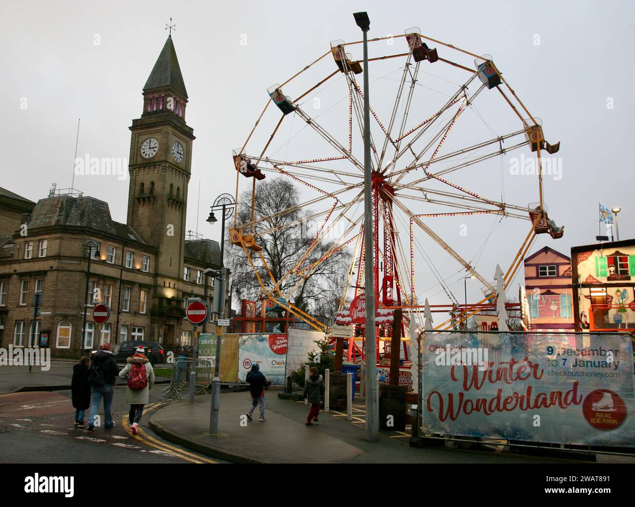 Una vista della grande ruota panoramica e del Chorley Winter Wonderland, Chorley, Lancashire, Regno Unito, Europa Foto Stock