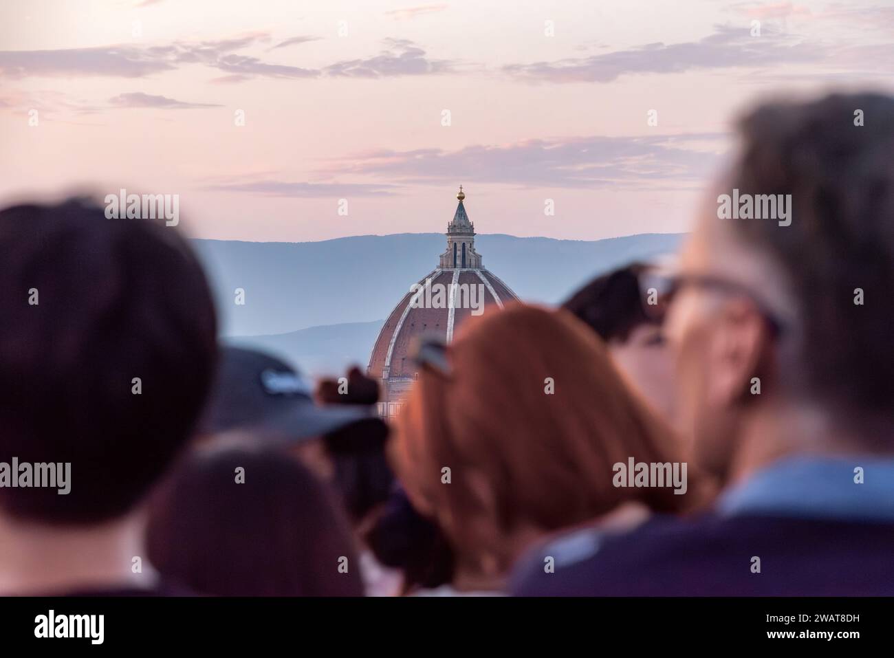 Grande folla di turisti su Piazzale Michelangelo che si gode il tramonto su Firenze, Italia Foto Stock