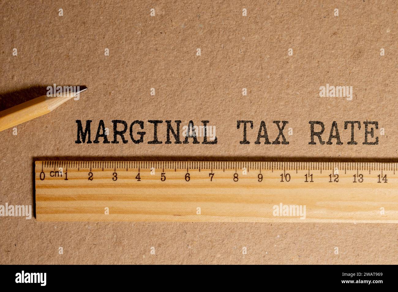Concetto finanziario che significa aliquota fiscale marginale con frase sul pezzo di carta. Foto Stock