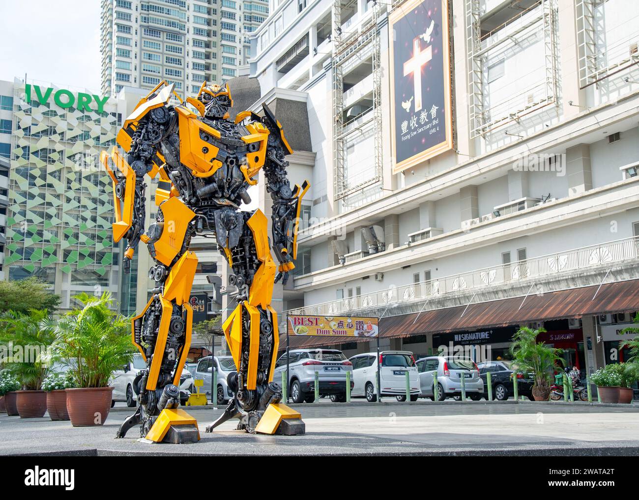 Penang, Malesia - 20 febbraio- 2023 : Ritratto di Transformers Bumblebee in mostra all'Esplanade, Georgetown, patrimonio culturale dell'UNESCO Foto Stock