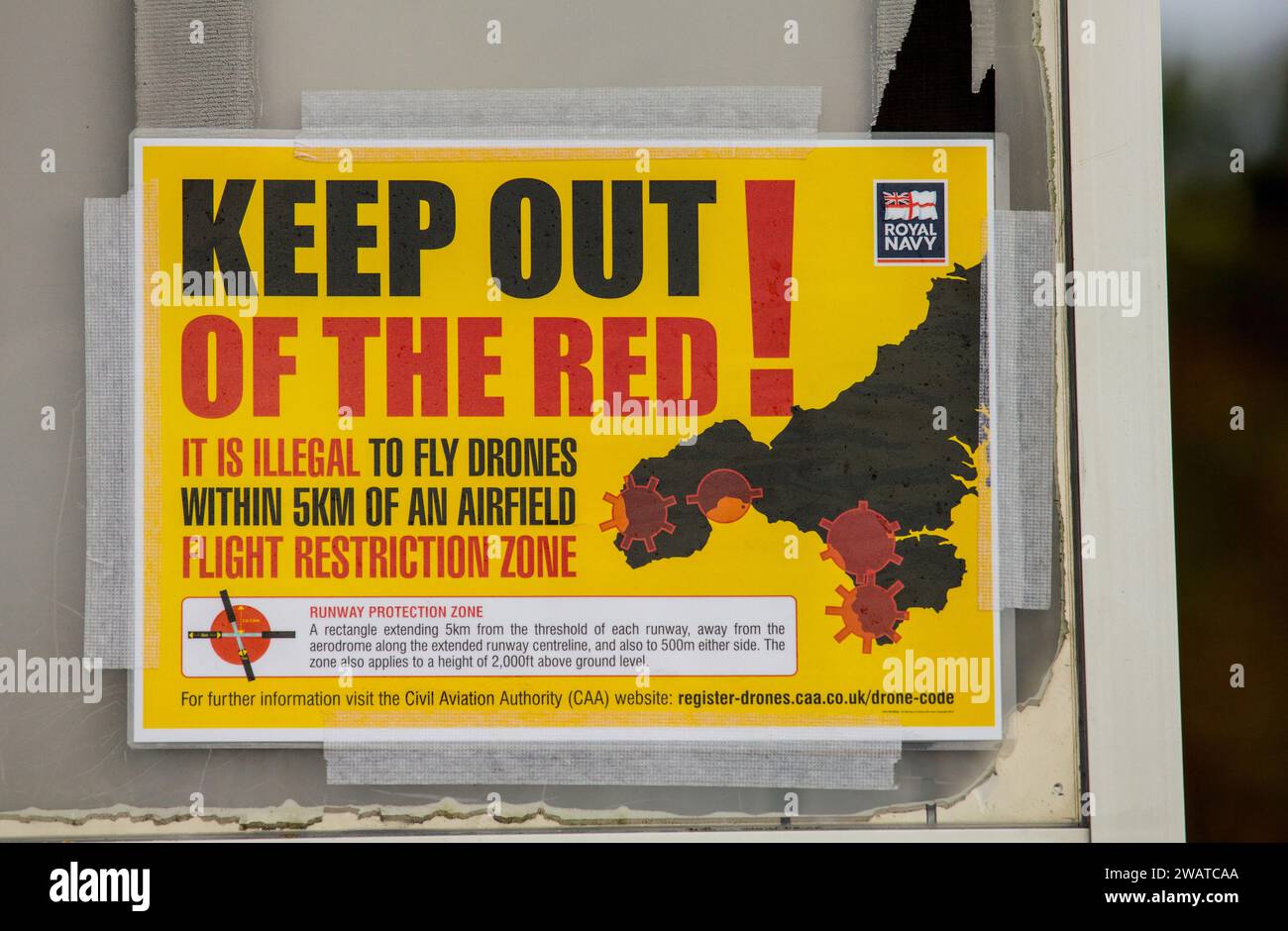Cartello segnaletico relativo all'uso illegale di droni entro 5 km da un aeroporto. Commerciale e militare. Aeroporti della Royal Navy nel West Country del Regno Unito. Foto Stock