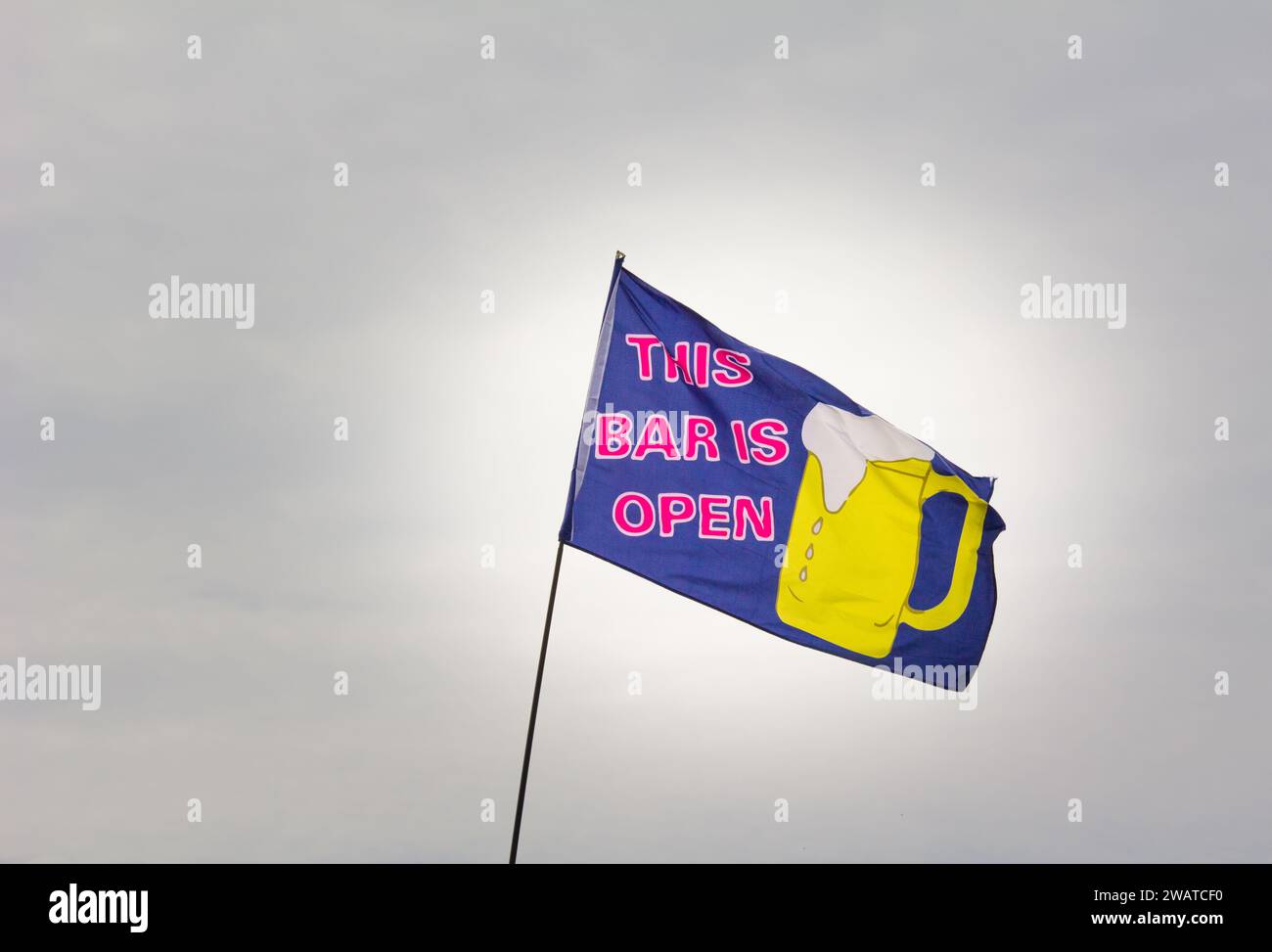 Bandiera che pubblicizza il bar è aperto. Kennack Sands, Lizard Peninsula, Cornovaglia Foto Stock