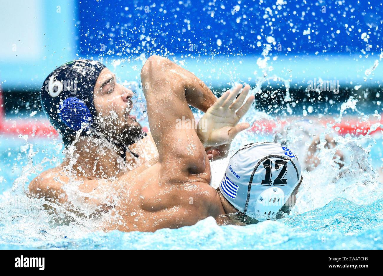 Zagabria, Croazia. 6 gennaio 2024. ZAGABRIA, CROAZIA - 6 GENNAIO: L'Italia Alessandro Velotto e la Grecia Angelos Vlachopoulos lottano per la palla durante il turno preliminare del Campionato europeo di pallanuoto maschile, girone B tra Grecia e Italia a Mladost Pool il 6 gennaio 2024 a Zagabria, Croazia. Foto: Josip Regovic/PIXSELL credito: Pixsell/Alamy Live News Foto Stock