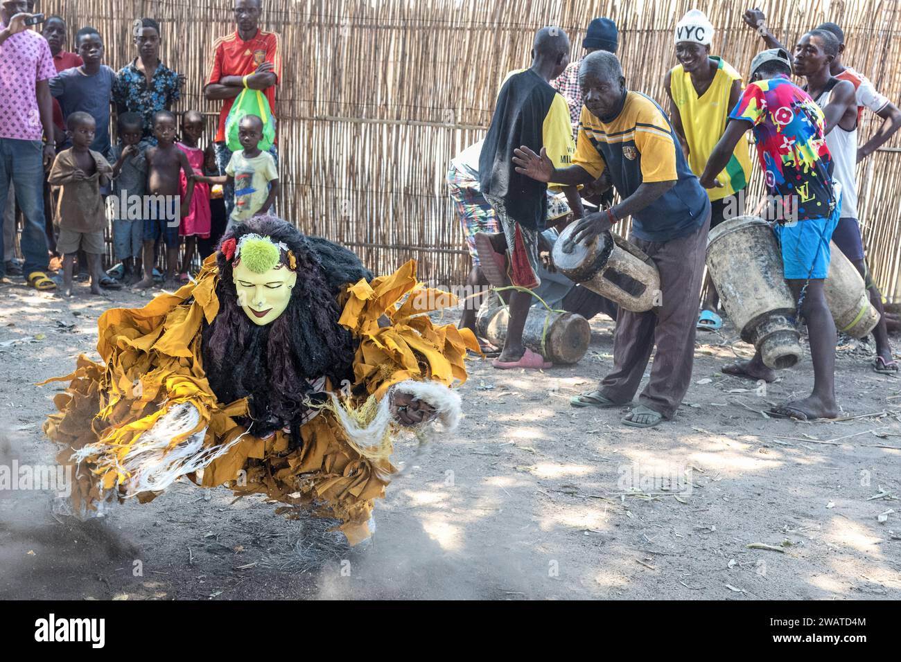 Ballerini e musicisti tradizionali, villaggio di Kasankha, Mangochi, Lago Malawi, Malawi Foto Stock