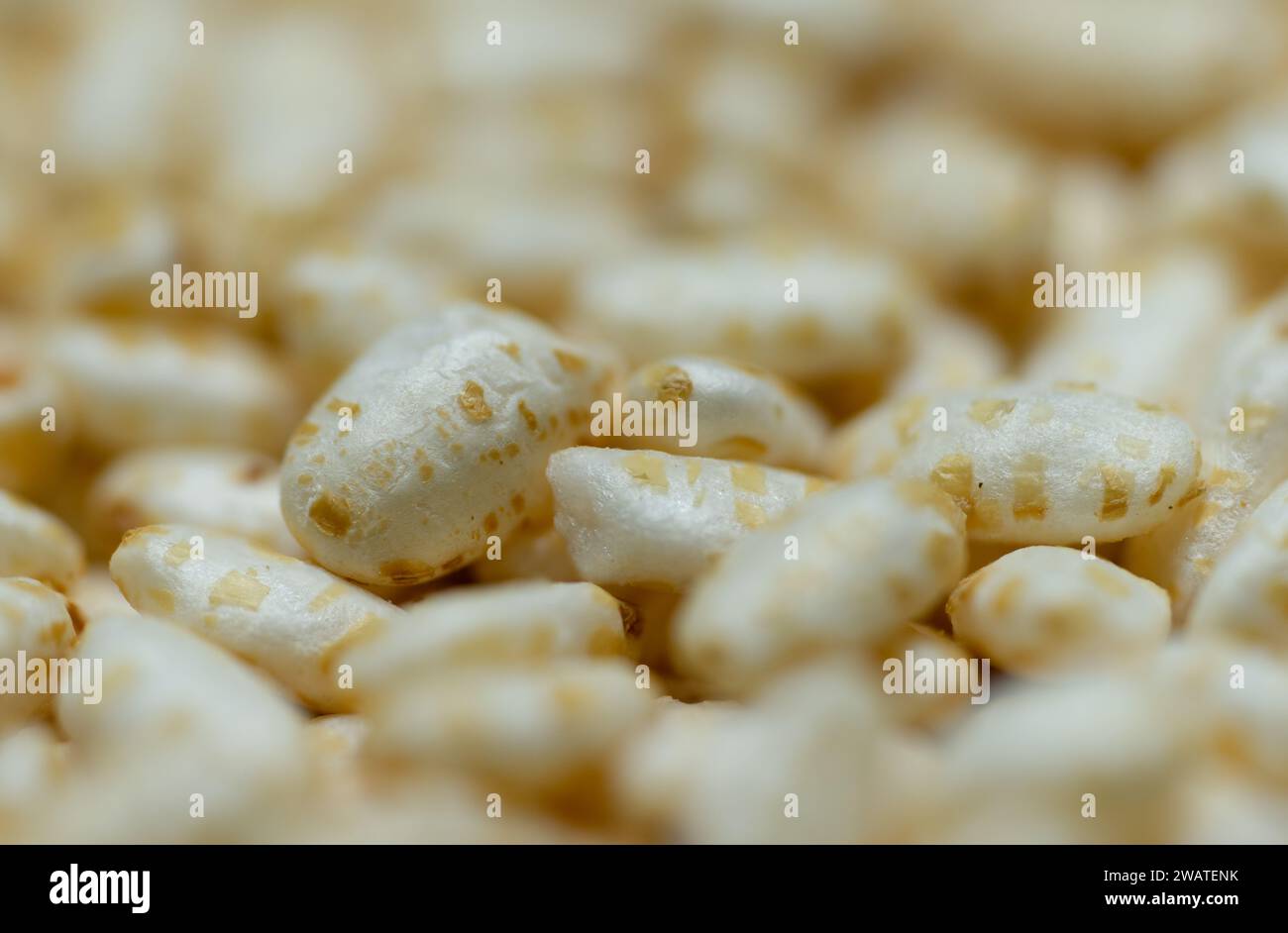 macrofotografia di diversi chicchi di riso soffiati. Foto Stock