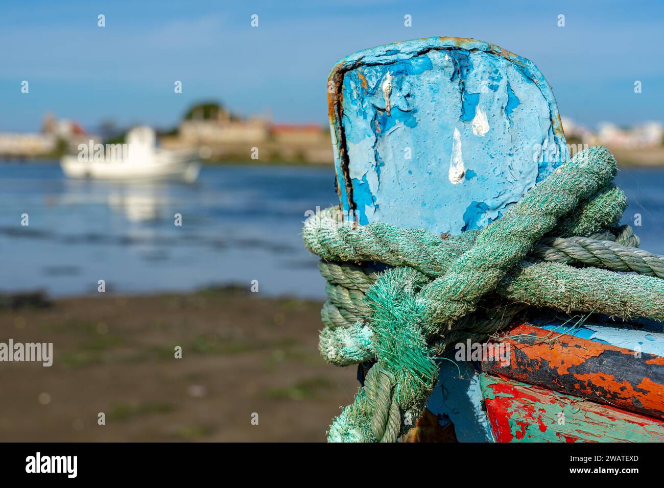 parte della prua di legno della barca da pesca con corda verde, fondo sfocato Foto Stock