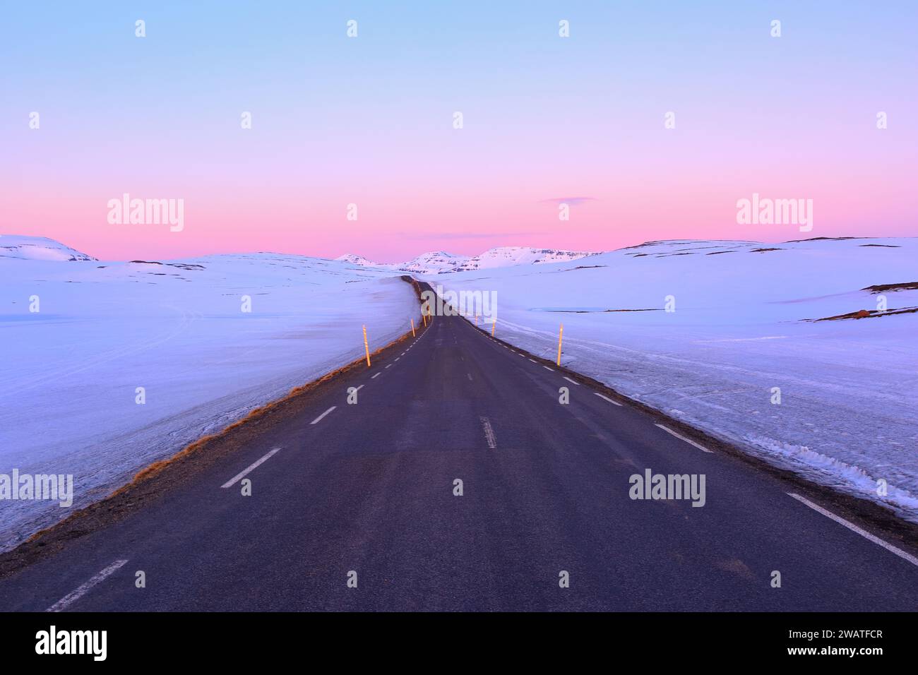 Montagne innevate sulla strada per Seyðisfjörður al crepuscolo, Islanda Foto Stock