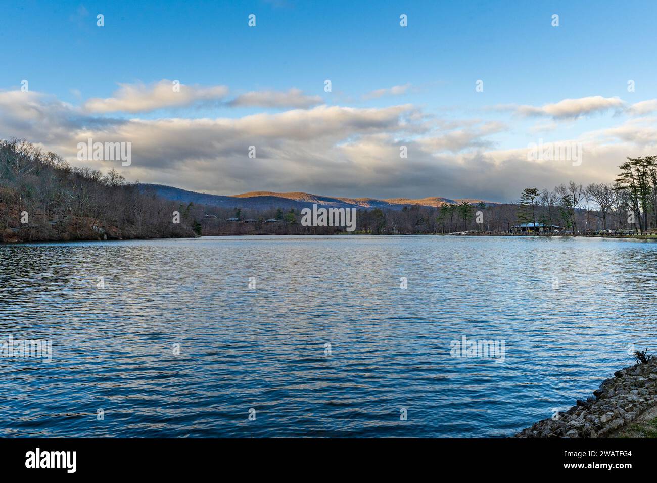 Bear Mountain, NY - US - 30 dicembre 2023, vista panoramica del lago Hessian presso il Bear Mountain State Park in inverno. Foto Stock