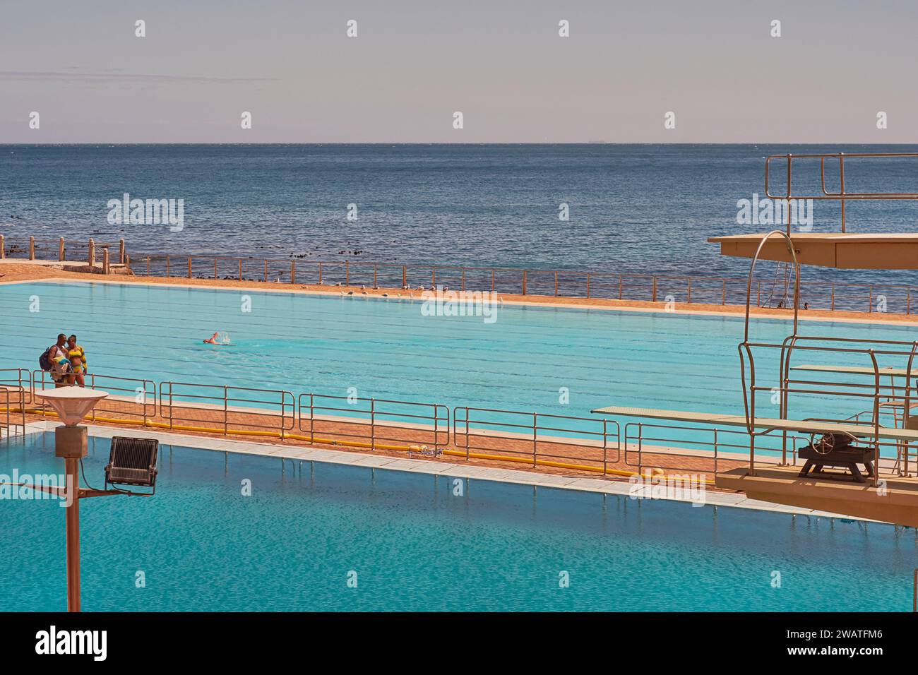 Serata estiva presso le piscine pubbliche di Sea Point, città del Capo, Sud Africa Foto Stock