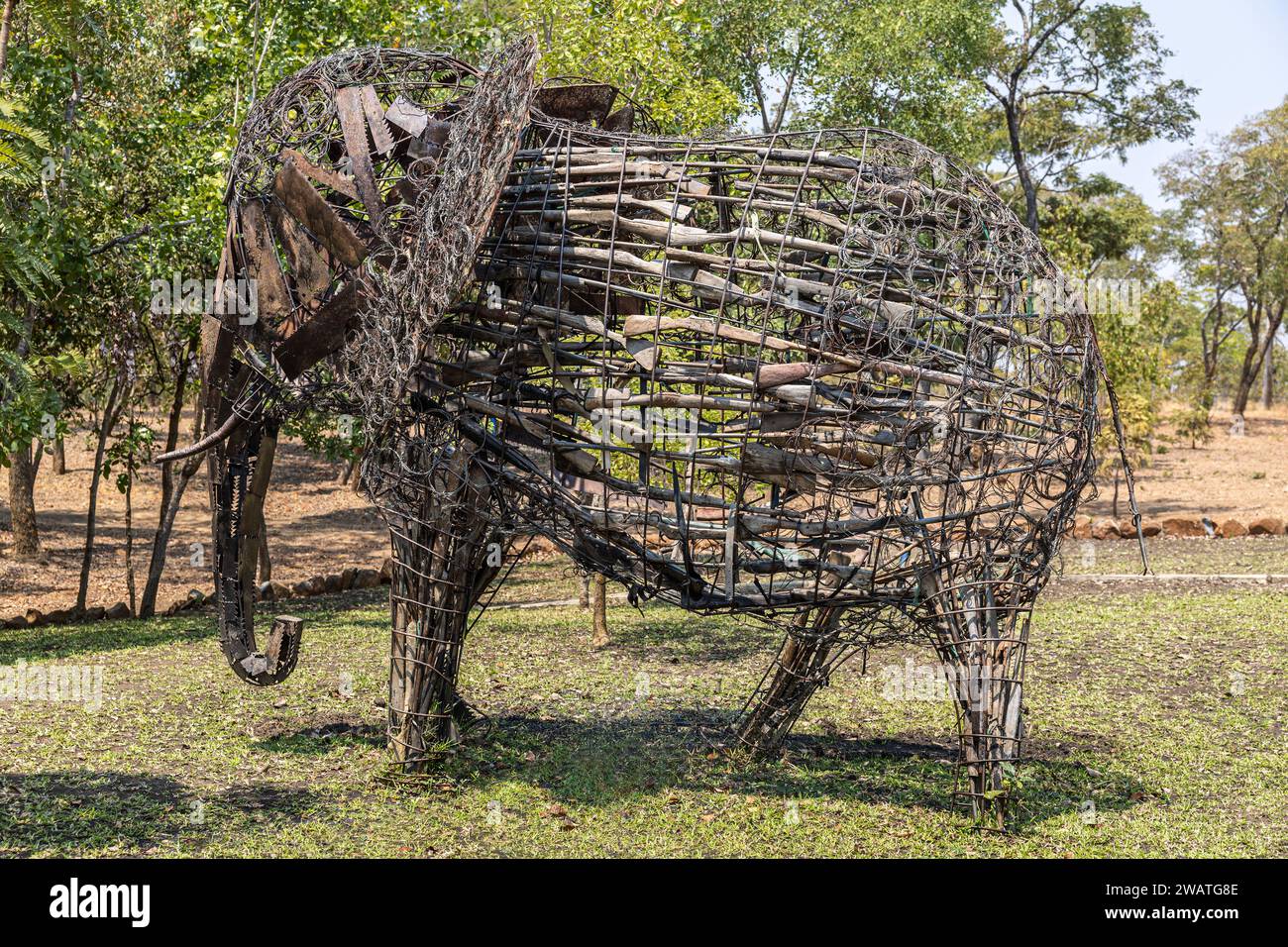 Scultura di elefanti realizzata con attrezzature per il bracconaggio, centro di educazione ennironmentale, Malo Ophunzirira za Chilengedwe, riserva naturale di Nkhotakota Foto Stock