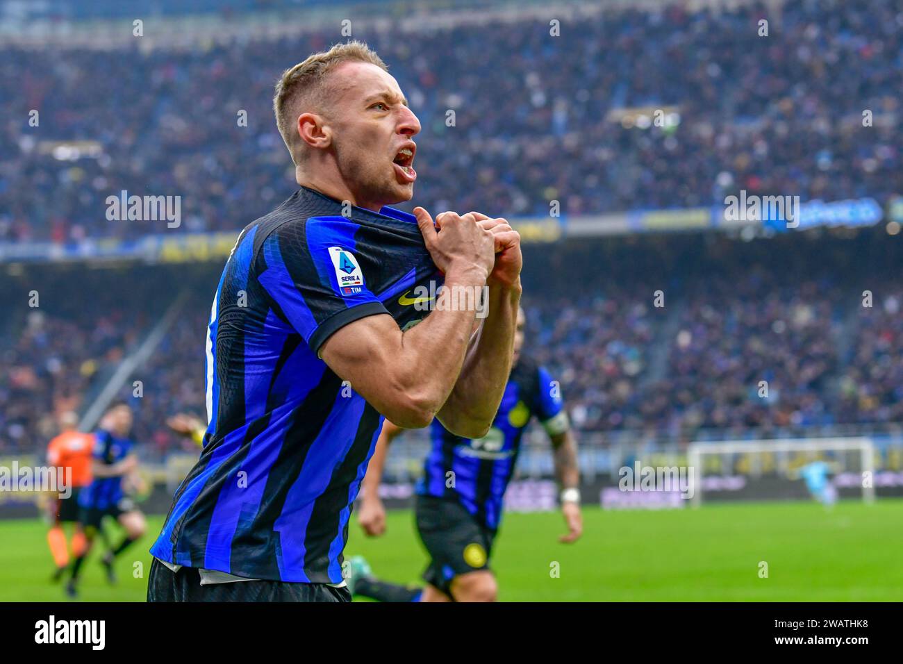 Milano, Italia. 6 gennaio 2024. Davide Frattesi (16) dell'Inter segna per 2-1 nei tempi supplementari della partita di serie A tra Inter e Verona a Giuseppe Meazza a Milano. (Foto: Gonzales Photo/Alamy Live News Foto Stock