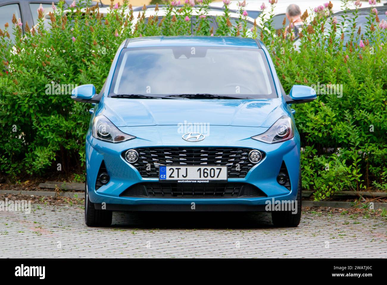 OSTRAVA, REPUBBLICA CECA - 17 LUGLIO 2023: Vista frontale della micro auto Hyundai i10, terza generazione Foto Stock