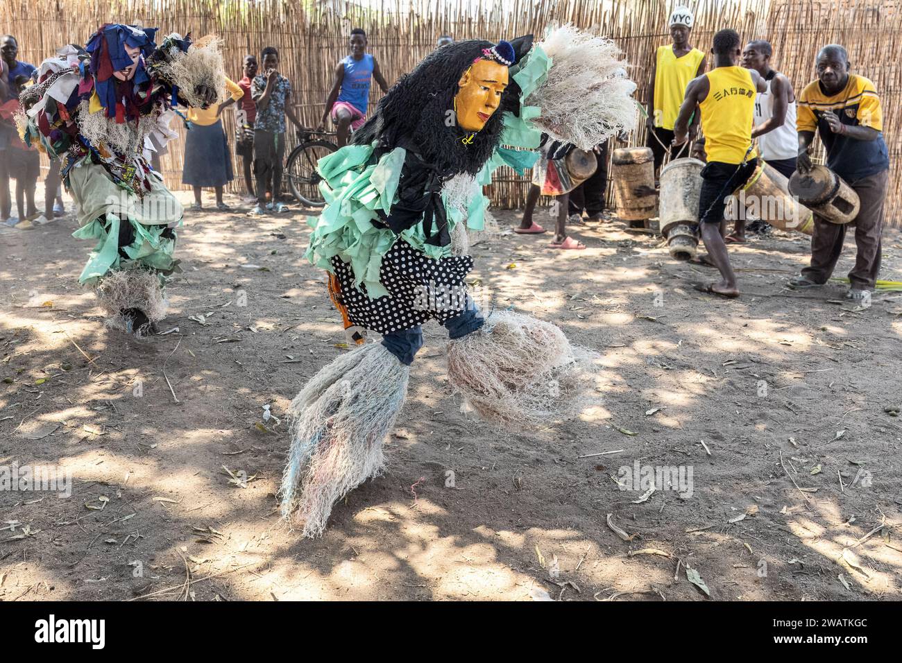 Ballerini e musicisti tradizionali, villaggio di Kasankha, Mangochi, Lago Malawi, Malawi Foto Stock