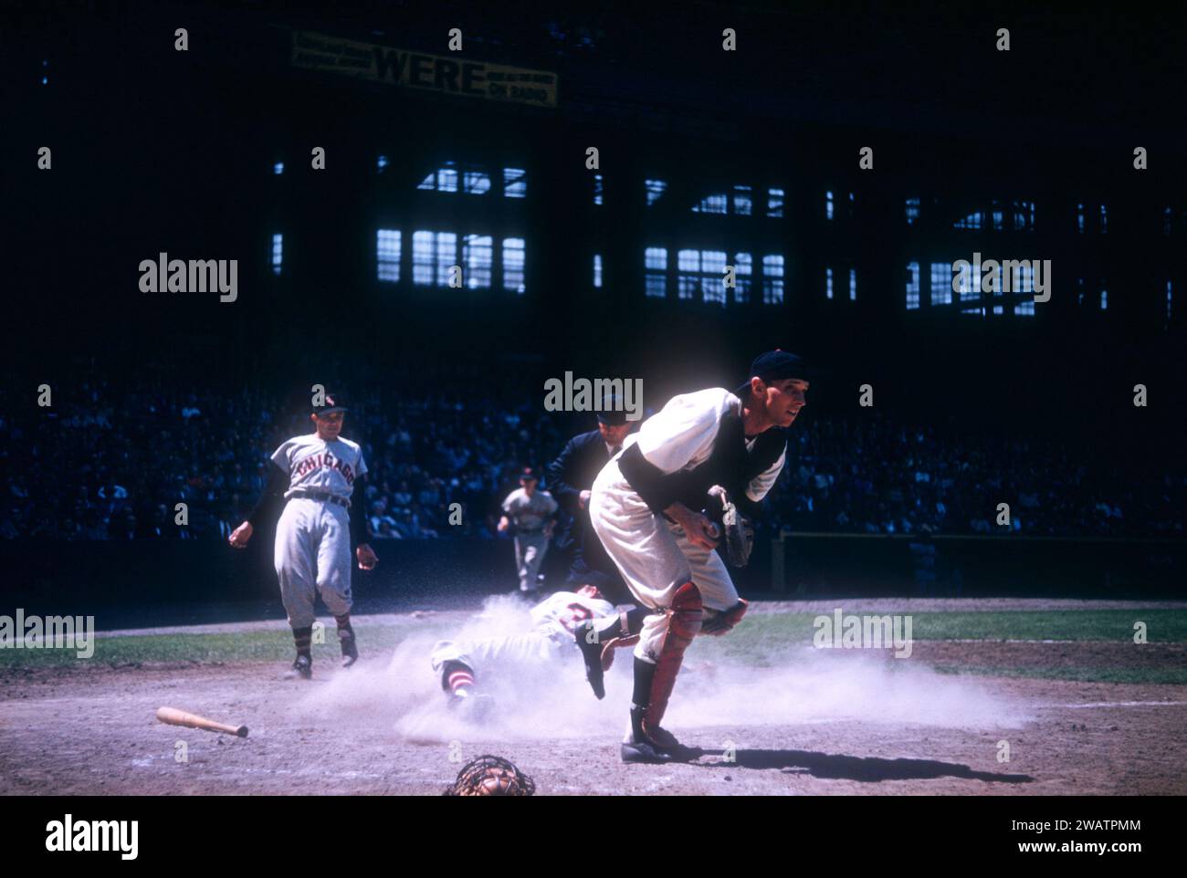 CLEVELAND, OH - MAGGIO 26: Il ricevitore Jim Hegan #4 dei Cleveland Indians fa scalo in casa per gli out prima che Vern Stephens #35 dei Chicago White Sox possa segnare durante una partita della MLB il 26 maggio 1955 al Cleveland Municipal Stadium di Cleveland, Ohio. (Foto di Hy Peskin) *** didascalia locale *** Jim Hegan;Vern Stephens Foto Stock