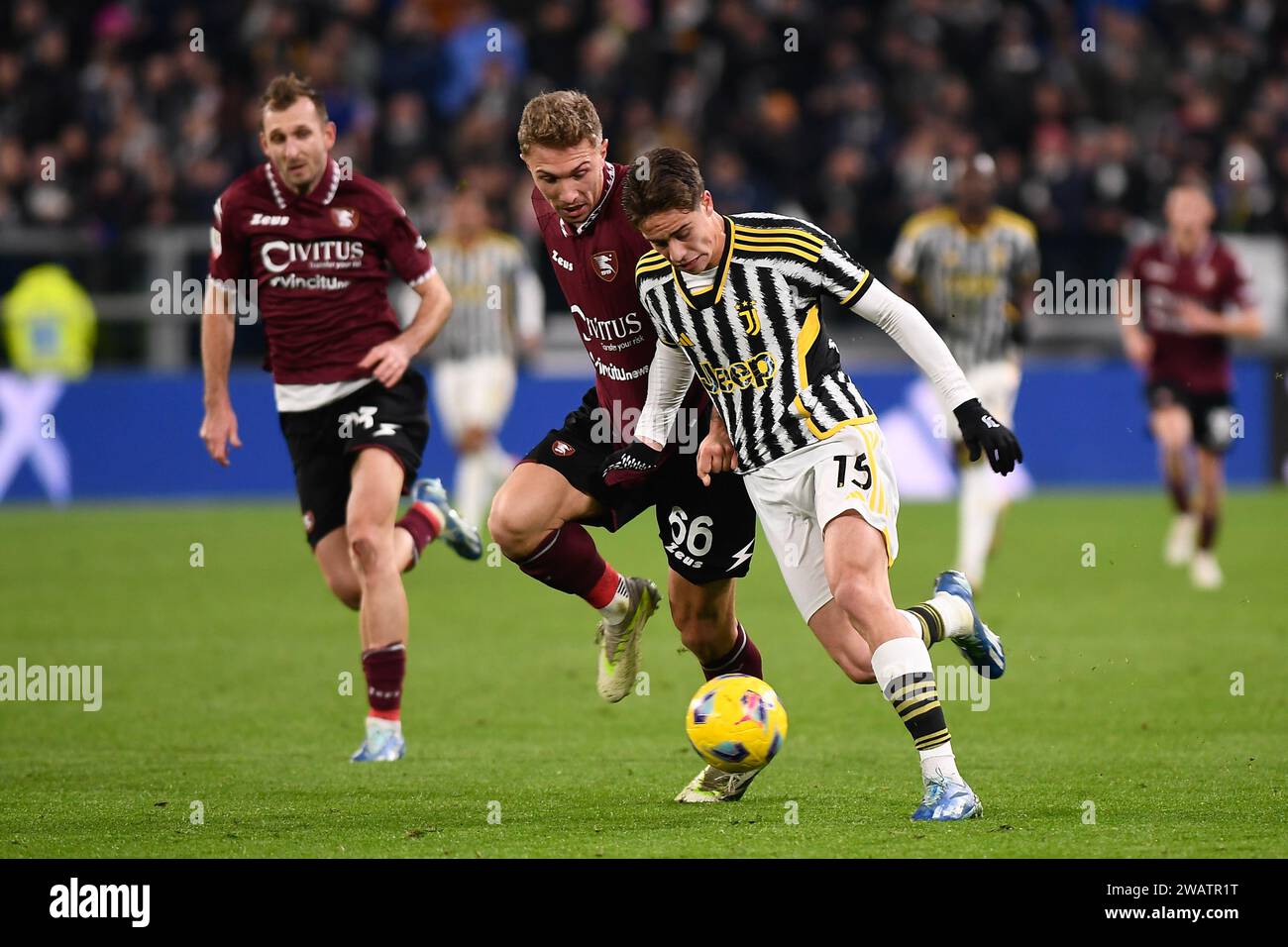 Kenan Yildiz (Juventus), Matteo Lovato (US Salernitana) stanno giocando durante il match di Coppa Italia tra Juventus FC e US Salernitana all'Allianz sta Foto Stock