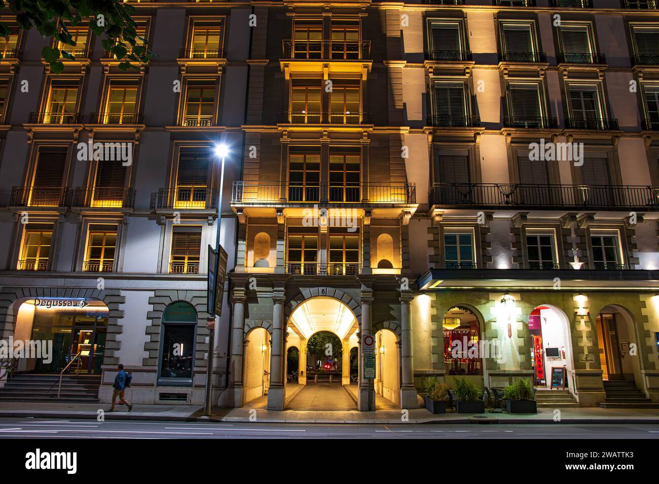 Ginevra, Svizzera - agosto 30 2023: Fiume Rodano e vista panoramica delle facciate degli edifici nella città di Ginevra illuminata di notte a Ginevra in Svizzera Foto Stock