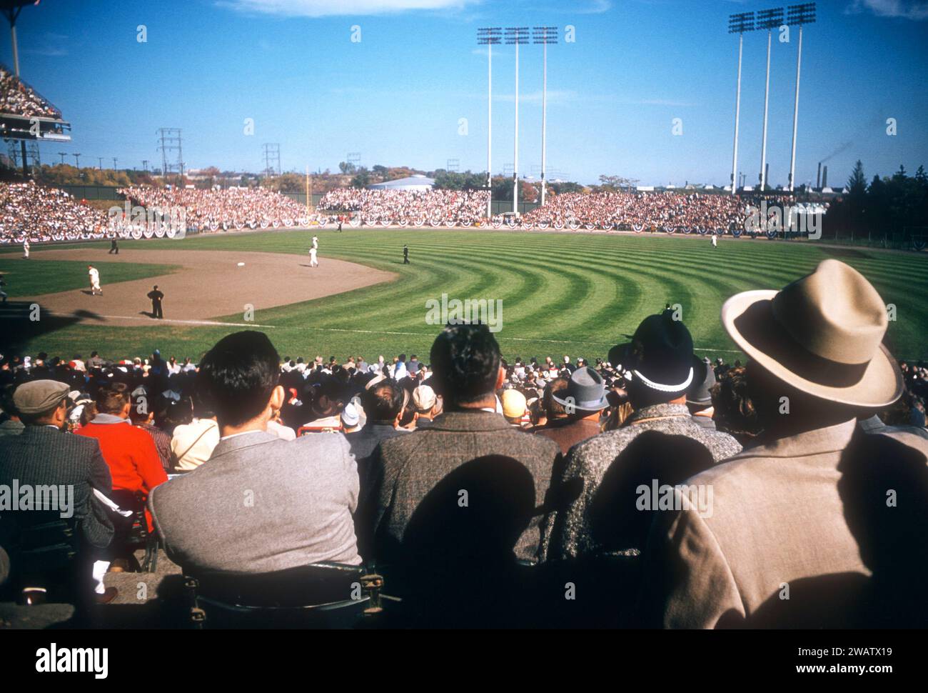 MILWAUKEE, WISCONSIN - OTTOBRE 1957: Vista generale mentre i tifosi guardano una partita durante le World Series 1957 con i New York Yankees e i Milwaukee Braves intorno all'ottobre 1957 al Milwaukee County Stadium di Milwaukee, Wisconsin. (Foto di Hy Peskin) Foto Stock