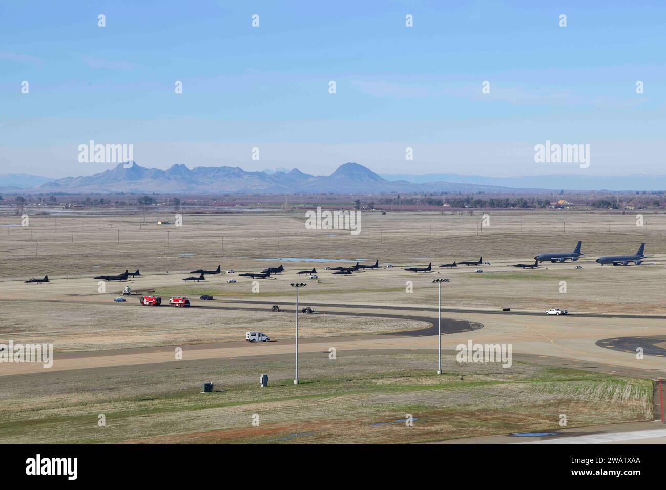 U.S. Air Force T-38 Talon del 1st Reconnaissance Squadron, U-2 Dragon Lady's e Chase Cars del 99th Reconnaissance Squadron, e KC-135R Stratotanker's del 940th Air Refueling Wing conducono un Elephant Walk sulla Beale Air Force base, California, 4 gennaio 2023. L'Elephant Walk mostrò una dimostrazione di potenza aerea congiunta tra il 9th Reconnaissance Wing e il 940th ospitato a Beale. (Foto U.S. Air Force del sergente dello staff Frederick A. Brown) Foto Stock