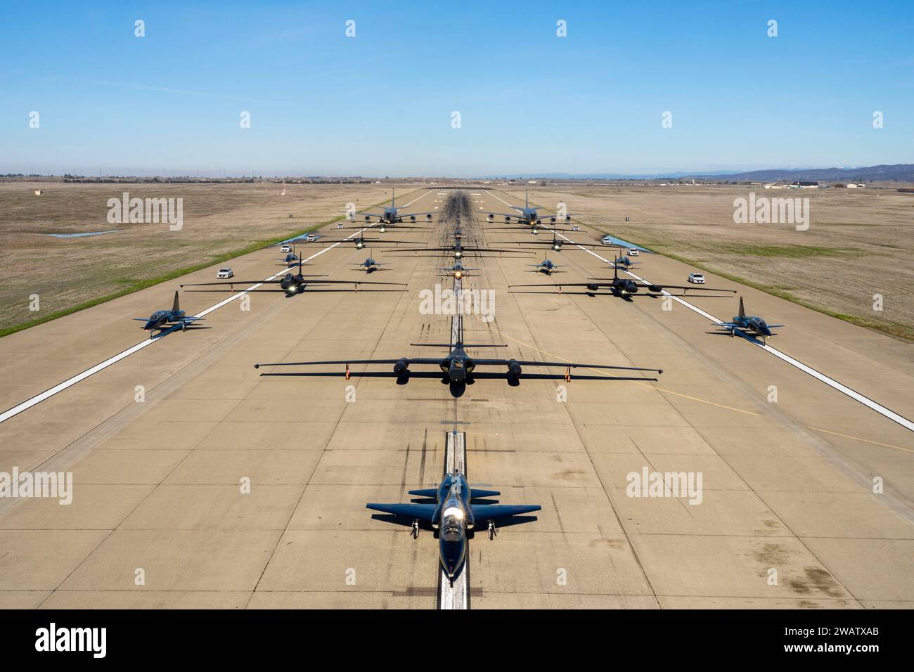 U.S. Air Force U-2 Dragon Lady’s e Chase Cars del 99th Reconnaissance Squadron, T-38 Talon del 1st Reconnaissance Squadron, e KC-135R Stratotanker’s del 940th Air Refueling Wing conducono un Elephant Walk sulla Beale Air Force base, California, 4 gennaio 2023. La passeggiata degli elefanti mostrava una dimostrazione di potenza aerea congiunta tra le ali ospitate a Beale. (Foto dell'aeronautica militare statunitense di Juliana Londono) Foto Stock