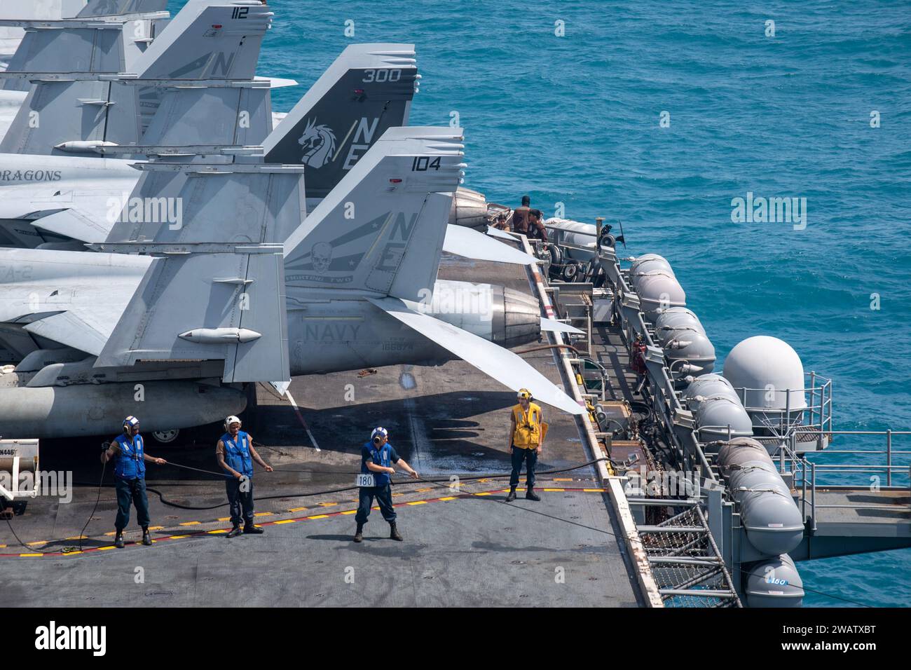 231228-N-GR586-1086 SOUTH CHINA SEA (dicembre 28, 2023) i marinai a bordo della portaerei della classe Nimitz USS Carl Vinson (CVN 70) effettuano operazioni di linea durante un rifornimento in mare e un rifornimento in mare con un oliatore di rifornimento della flotta della classe Henry J. Kaiser USNS Yukon (T-AO-202). La Vinson, ammiraglia del Carrier Strike Group ONE, è dispiegata nell'area operativa della settima flotta degli Stati Uniti a sostegno di una Indo-Pacifico libera e aperta. (Foto della Marina degli Stati Uniti di Mass Communication Specialist 2nd Class Benjamin Ringers) Foto Stock