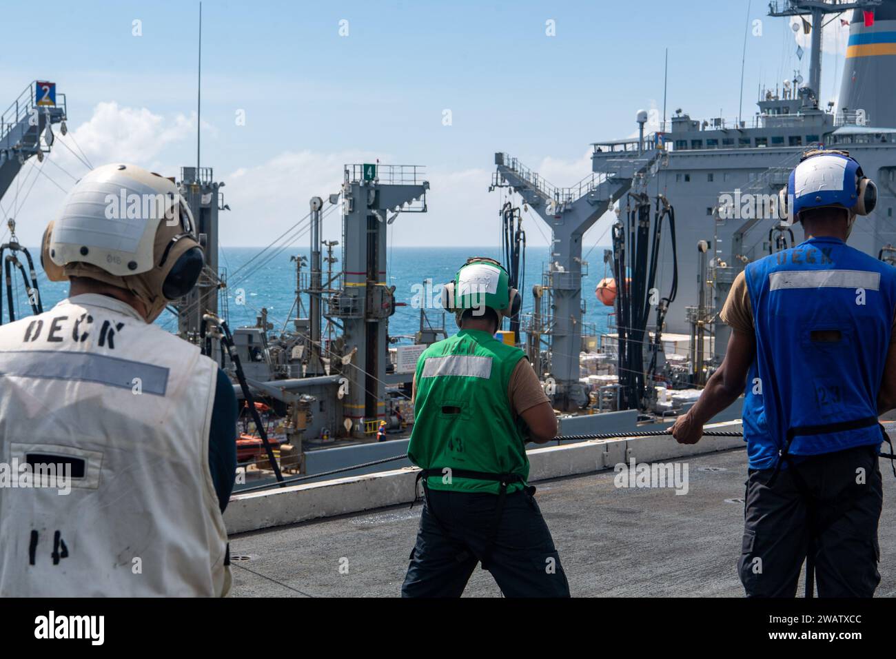 231228-N-GR586-1043 SOUTH CHINA SEA (dicembre 28, 2023) i marinai a bordo della portaerei della classe Nimitz USS Carl Vinson (CVN 70) effettuano operazioni di linea durante un rifornimento in mare e un rifornimento in mare con un oliatore di rifornimento della flotta della classe Henry J. Kaiser USNS Yukon (T-AO-202). La Vinson, ammiraglia del Carrier Strike Group ONE, è dispiegata nell'area operativa della settima flotta degli Stati Uniti a sostegno di una Indo-Pacifico libera e aperta. (Foto della Marina degli Stati Uniti di Mass Communication Specialist 2nd Class Benjamin Ringers) Foto Stock