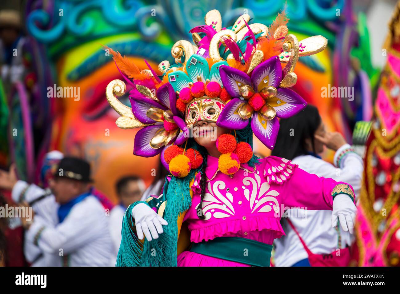 6 gennaio 2024, Colombia, pasto: La gente partecipa alla parata "Desfile Magno" nell'ambito delle celebrazioni carnevalesche "de Negros y Blancos" (di neri e bianchi). Il Carnevale dei "Negros y Blancos" a pasto si celebra ogni anno dal 2 al 7 gennaio. Il festival annuale riunisce le comunità per onorare il loro variegato patrimonio culturale. I festeggiamenti includono vivaci sfilate con carri allegorici dal design elaborato, danze tradizionali e musica. Elaborate maschere fatte a mano, che rappresentano una fusione di influenze indigene e afro-colombiane, aggiungono un tocco speciale al festival. Foto: Daniel Foto Stock