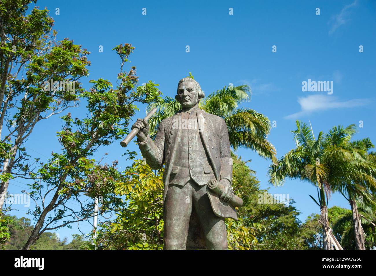 Una statua in bronzo del capitano James Cook a Cooktown nel Queensland, Australia. La città prende il nome dal capitano Cook. Foto Stock