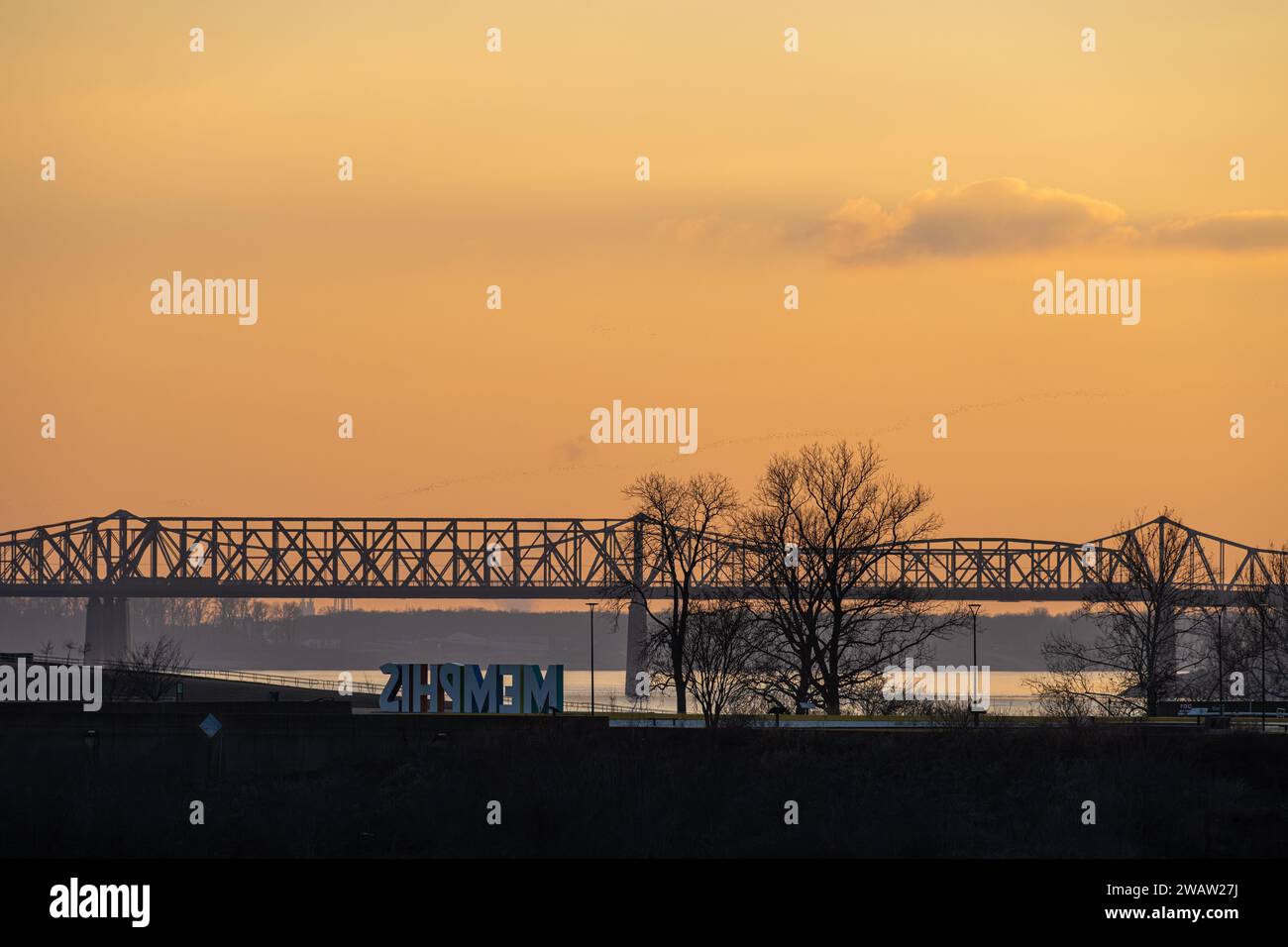 Vista del ponte Memphis-Arkansas e del ponte Harahan che attraversa il fiume Mississippi da Memphis, Tennessee, a West Memphis, Arkansas. (USA) Foto Stock