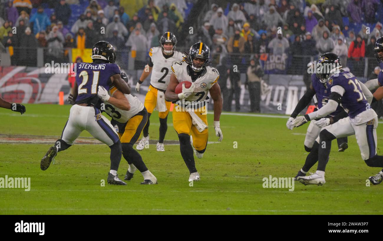Baltimora, MD, USA. 6 gennaio 2024. Najee Harris n. 22 durante la partita tra Pittsburgh Steelers e Baltimore Ravens a Baltimora, MD. Jason Pohuski/CSM/Alamy Live News Foto Stock