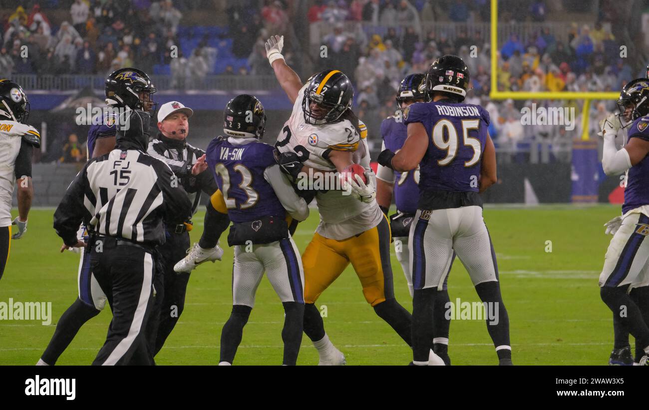 Baltimora, MD, USA. 6 gennaio 2024. Najee Harris n. 22 durante la partita tra Pittsburgh Steelers e Baltimore Ravens a Baltimora, MD. Jason Pohuski/CSM/Alamy Live News Foto Stock