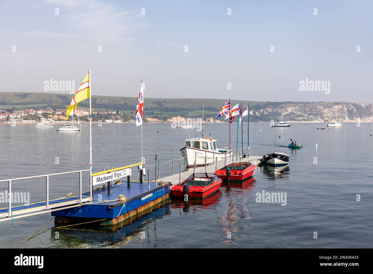 Swanage Dorset England, gite in barca per la pesca allo sgombro disponibili dal molo di Swanage Bay, costa meridionale dell'Inghilterra, Regno Unito, 2023 Foto Stock
